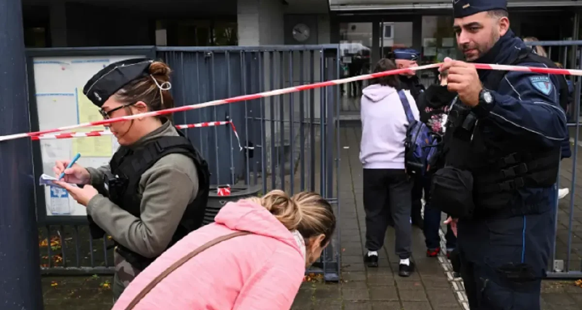 Alumno de 14 años apuñala a su profesora en plena clase en Francia
