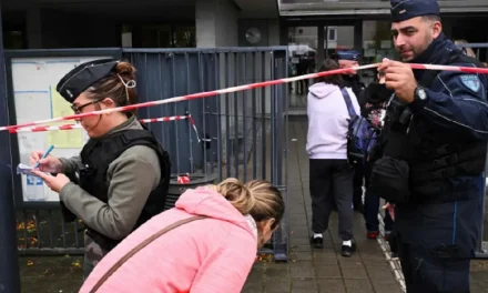 Alumno de 14 años apuñala a su profesora en plena clase en Francia