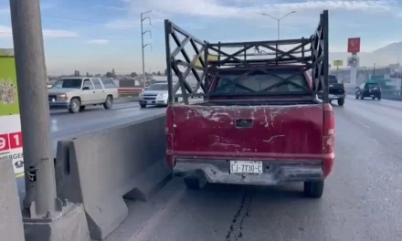 Falla mecánica provoca choque y caos vial en el periférico LEA