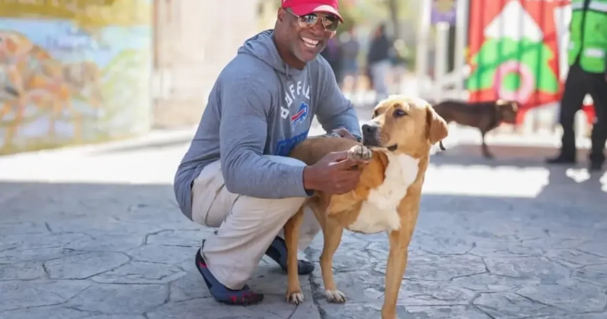 Saltillo: Exjugador de la NFL, Gabe Northern, adopta un perrito