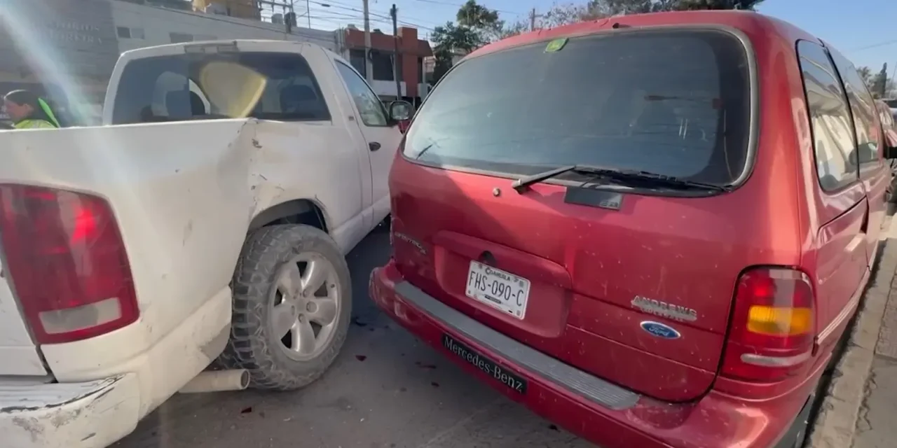Ignora semáforo en rojo y provoca fuerte choque en el centro de Saltillo