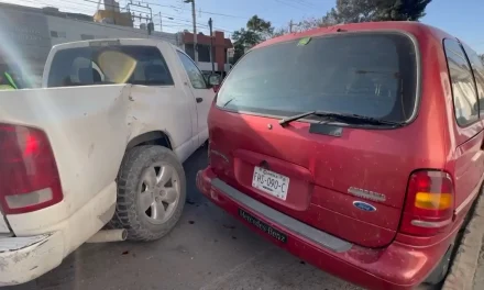 Ignora semáforo en rojo y provoca fuerte choque en el centro de Saltillo