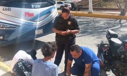 Imprudencia al volante ocasiona aparatoso accidente en Parras