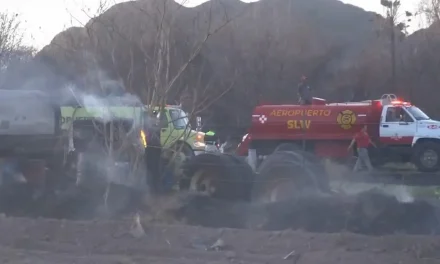 Incendio de pipa con chapopote  moviliza a cuerpos de emergencia en Ramos Arizpe