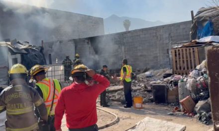 Saltillo: Voraz incendio arrasa vivienda improvisada en colonia Universidad Pueblo