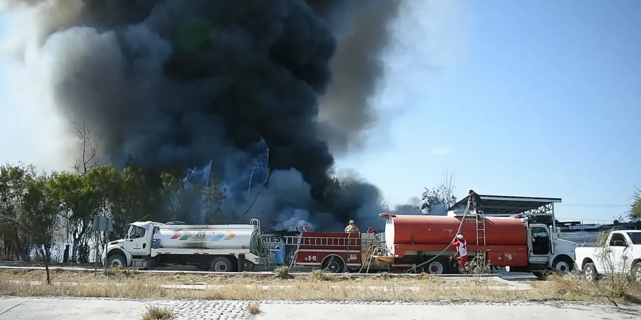 Incendio consume yonque en Monclova