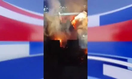 Saltillo: Incendio consume material de reciclaje en Lomas de Zapalinamé