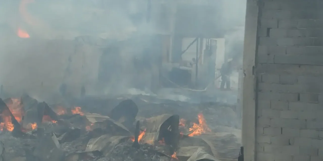 Intenso incendio moviliza a corporaciones de emergencia en Saltillo