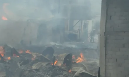 Intenso incendio moviliza a corporaciones de emergencia en Saltillo