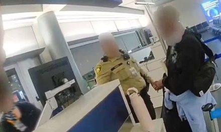 Mujer enfrenta cargos tras abandonar a su perro en aeropuerto de Las Vegas