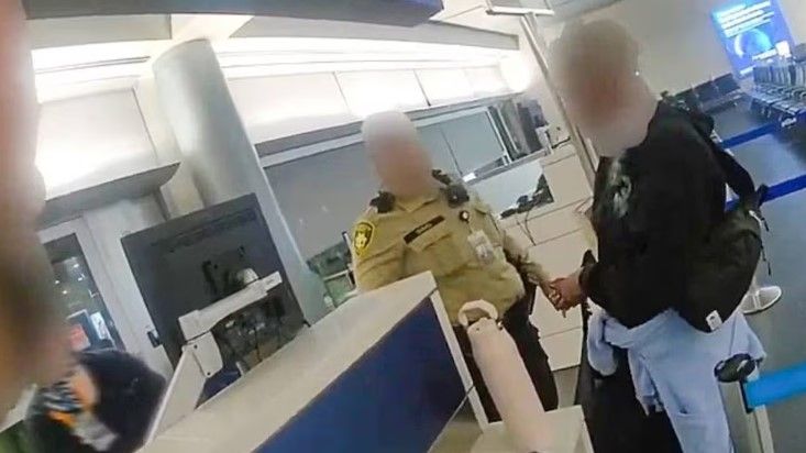 Mujer enfrenta cargos tras abandonar a su perro en aeropuerto de Las Vegas