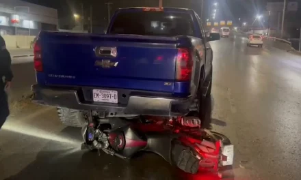 Saltillo: Motociclista impacta el rostro contra ballena y termina gravemente lesionado