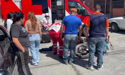 Motociclista resulta lesionado tras ignorar  señal de alto en la colonia 15 de abril