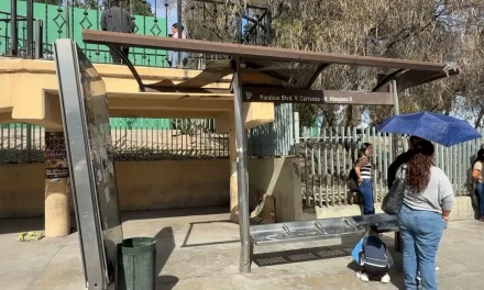 Peligran usuarios del transporte en Saltillo por parabús que está en riesgo de colapsar