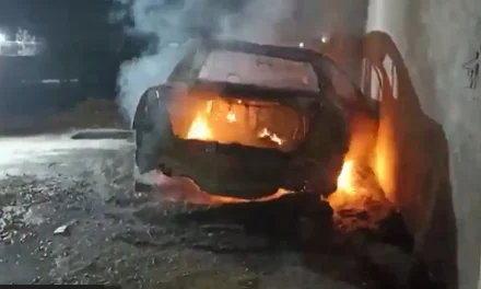 Saltillo: Pirómano incendia dos autos yonkeados