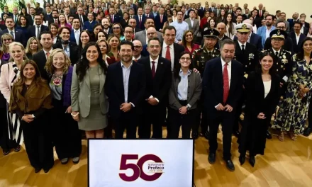 Profeco devela placa conmemorativa por defender al consumidor 50 años
