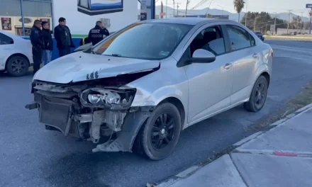 Provoca automovilista accidente en el bulevar Nazario Ortiz Garza