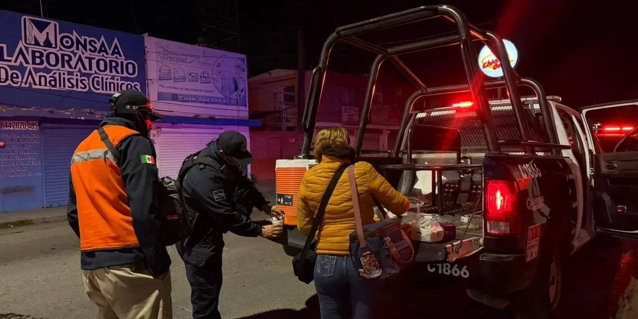 Saltillo: Policía Preventiva reparte pan y café a ciudadanos en hospitales