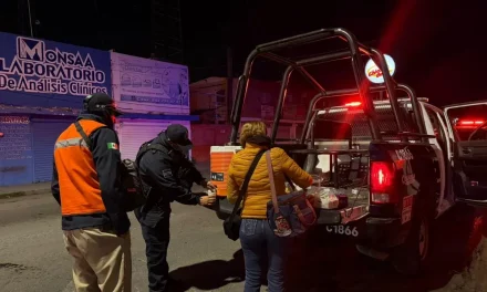 Saltillo: Policía Preventiva reparte pan y café a ciudadanos en hospitales
