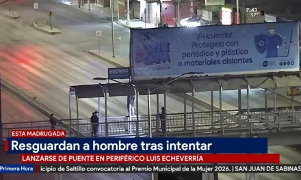 Saltillo: Policías resguardan a hombre durante la madrugada que se intentaba lanzar de un puente en Periférico