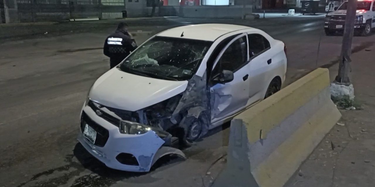 Saltillo: Auto se estrella contra el muro y el conductor prefirió abandonar su vehículo