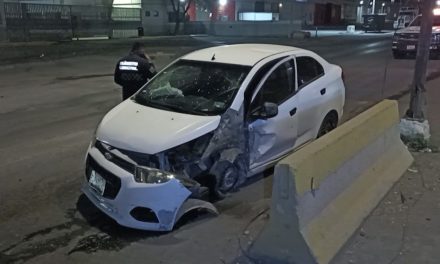 Saltillo: Auto se estrella contra el muro y el conductor prefirió abandonar su vehículo