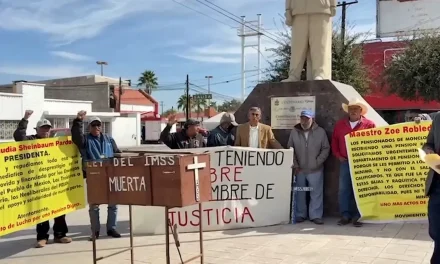 Se manifiestan pensionados del IMSS en la ciudad de Monclova