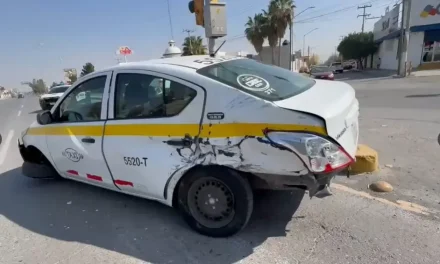Taxista provoca aparatoso accidente en el bulevar Eulalio Gutiérrez