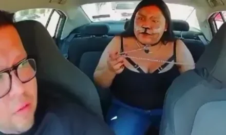 Chofer de aplicación baja de su auto a una pasajera ‘therian’… dice que el servicio es para personas