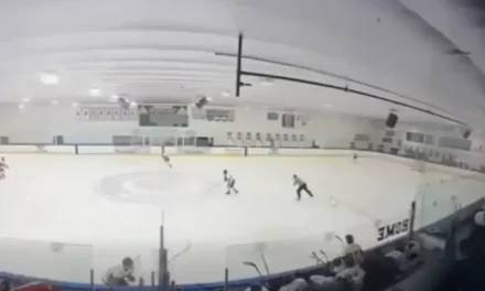 Hombre disfrazado de mujer asesina a su esposa e hija en un partido de hockey en Estados Unidos