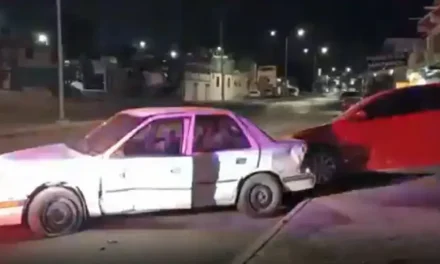 Toma la curva a exceso de velocidad y provoca fuerte accidente en Saltillo