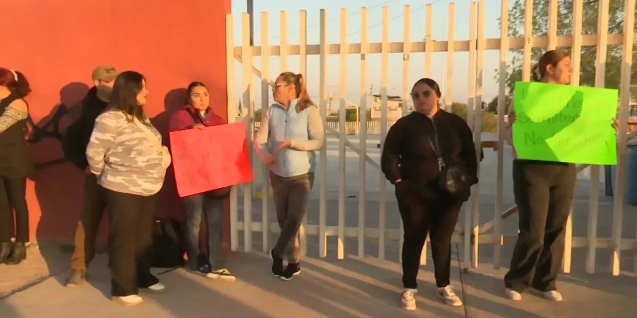 Toman padres de familia escuela primaria de Saltillo