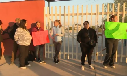 Toman padres de familia escuela primaria de Saltillo