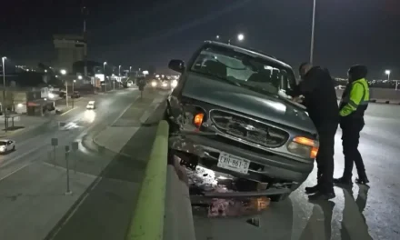 Tras borrachazo abandonan camioneta en bulevar Fundadores