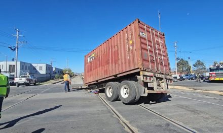 Saltillo: Tráiler intenta ganarle el paso al tren y provoca choque múltiple