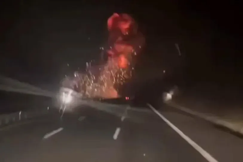 Caza F-16 se estrella en una carretera durante misión nocturna en Turquía… el piloto pierde la vida