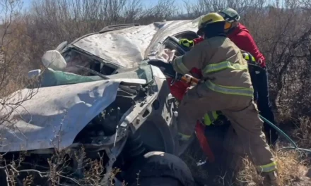 Volcadura deja a dos laguneros heridos en la carretera Saltillo- Torreón