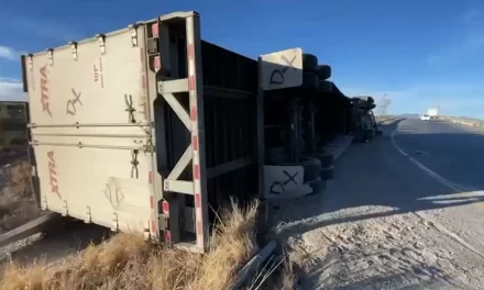 Volcadura de tráiler deja un lesionado en la carretera a Zacatecas