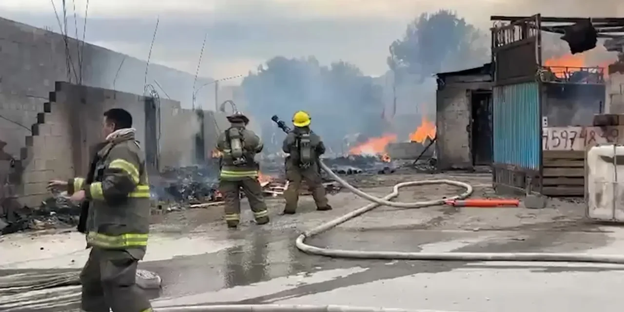 Voraz incendio arrasa maderería ubicada al sur de Saltillo