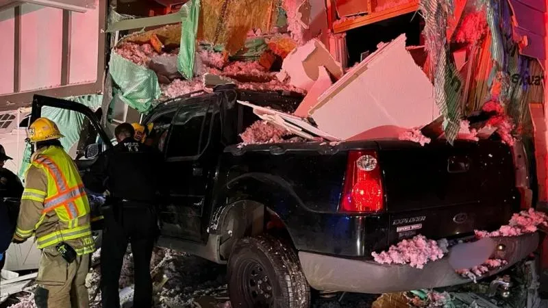 Video: Camioneta ‘vuela’ y se incrusta contra una casa en Estados Unidos