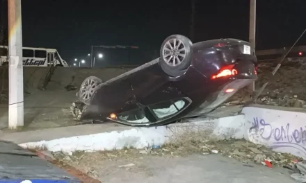 Conductor vuelca tras quedarse dormido en Saltillo