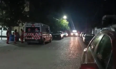 Vuelca unidad de emergencia en plena atención de accidente en Parras