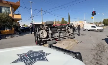 Vuelca camioneta tras choque en bulevares de la colonia La Fragua
