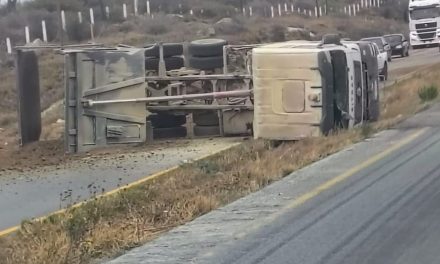Vuelca camión de volteo en la carretera libre Saltillo–Torreón; hay un lesionado