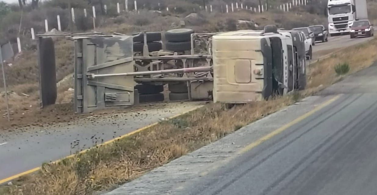 Vuelca camión de volteo en la carretera libre Saltillo–Torreón; hay un lesionado