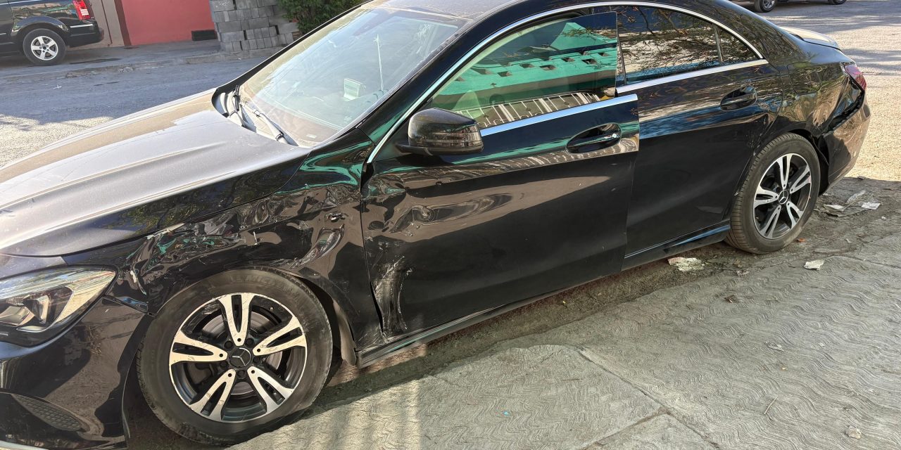 Hombre ignora alto… ¡y destruye su Mercedes!