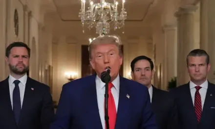 Trump amenaza retirar a televisoras que cubren guerra contra Irán