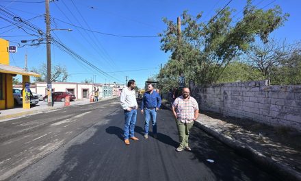 Supervisa Carlos Villarreal recarpeteo en la colonia Las Flores