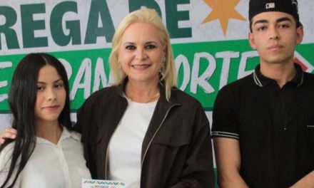 Municipio de Múzquiz entrega Becas de Transporte a estudiantes