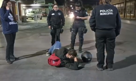 Saltillo: Motociclista se estrelló contra auto, responsable no respetó el semáforo